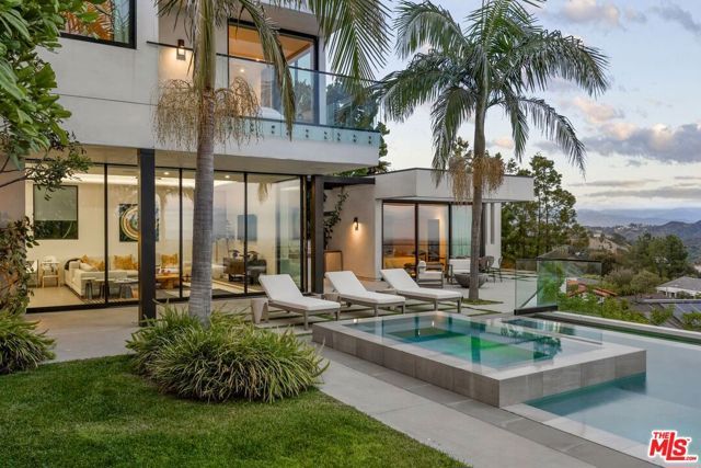 1218 Roberto Lane, Los Angeles, CA 90077