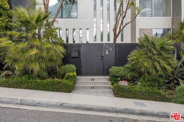 1218 Roberto Lane, Los Angeles, CA 90077