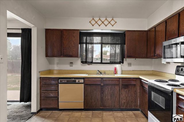 2121 Chautard Dr, Pueblo, CO 81005