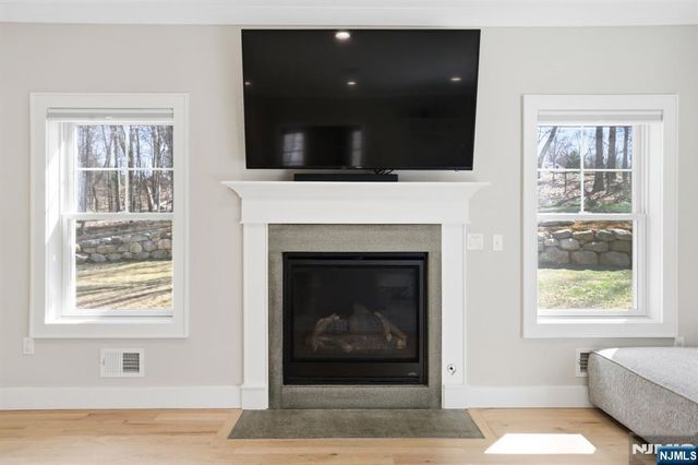 5 Laura Lane, Oakland, NJ 07436