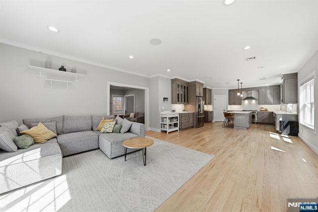 5 Laura Lane, Oakland, NJ 07436