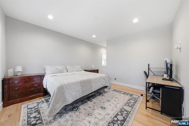5 Laura Lane, Oakland, NJ 07436