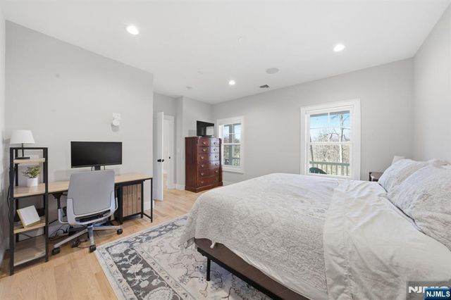 5 Laura Lane, Oakland, NJ 07436