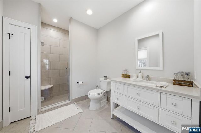 5 Laura Lane, Oakland, NJ 07436