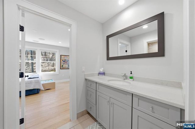 5 Laura Lane, Oakland, NJ 07436