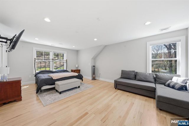 5 Laura Lane, Oakland, NJ 07436