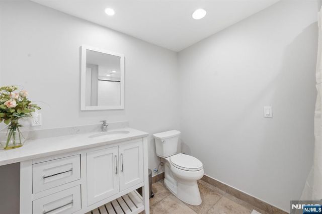 5 Laura Lane, Oakland, NJ 07436