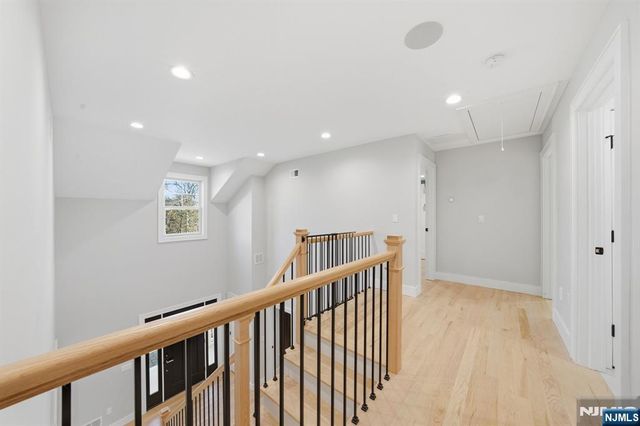 5 Laura Lane, Oakland, NJ 07436