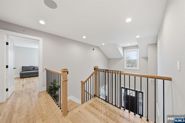 5 Laura Lane, Oakland, NJ 07436
