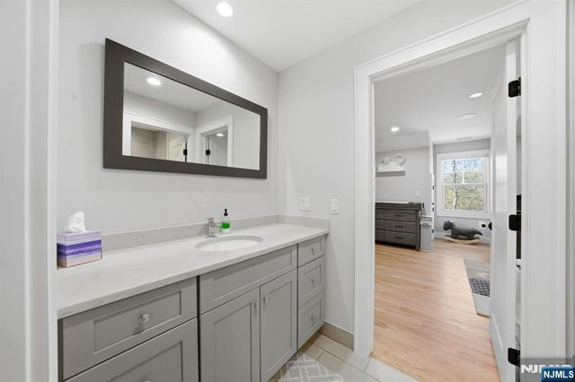 5 Laura Lane, Oakland, NJ 07436