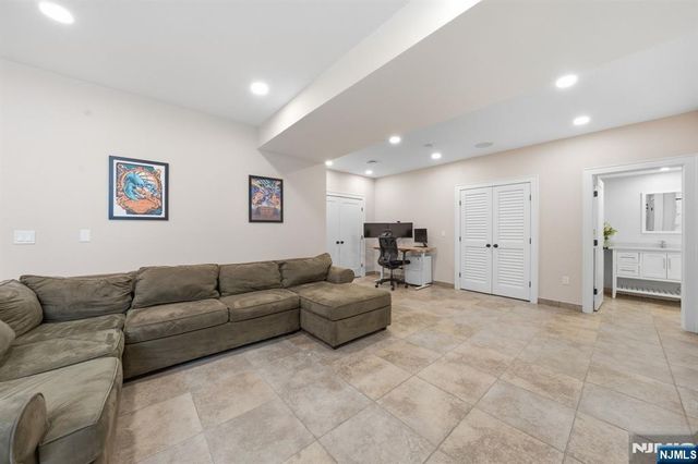 5 Laura Lane, Oakland, NJ 07436