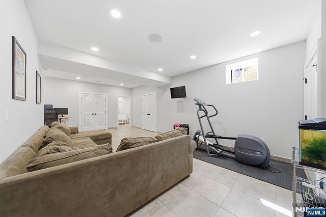 5 Laura Lane, Oakland, NJ 07436