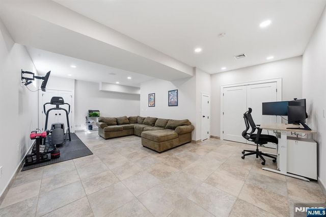 5 Laura Lane, Oakland, NJ 07436