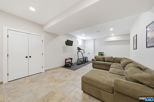 5 Laura Lane, Oakland, NJ 07436