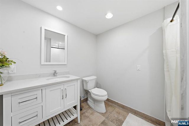 5 Laura Lane, Oakland, NJ 07436