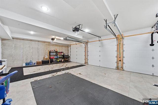 5 Laura Lane, Oakland, NJ 07436