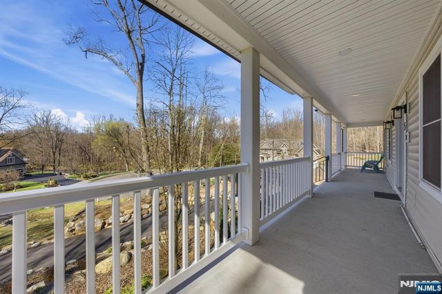 5 Laura Lane, Oakland, NJ 07436