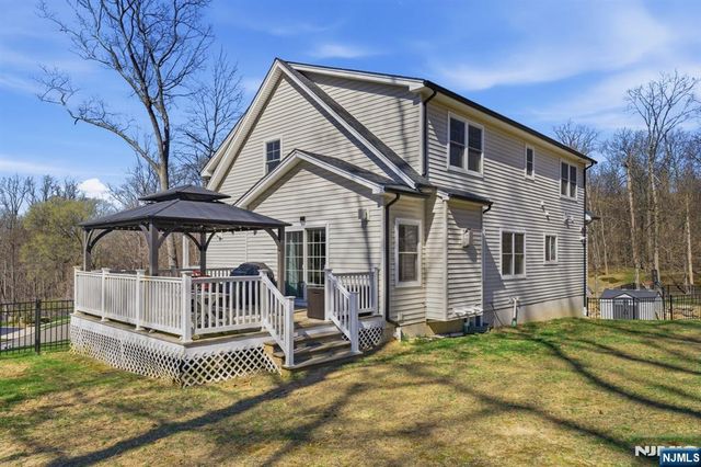 5 Laura Lane, Oakland, NJ 07436
