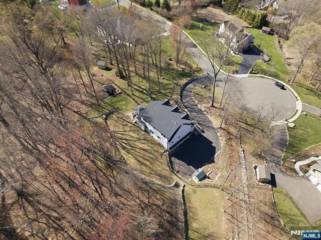 5 Laura Lane, Oakland, NJ 07436