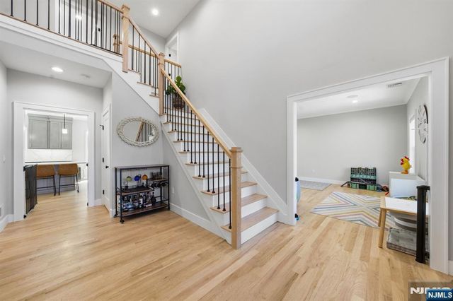 5 Laura Lane, Oakland, NJ 07436