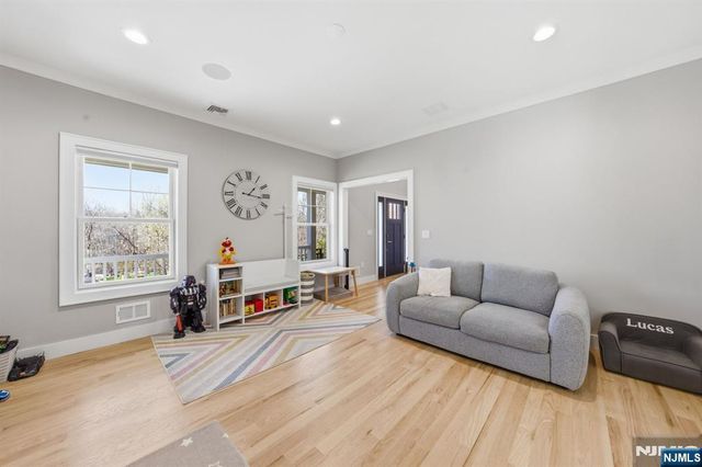 5 Laura Lane, Oakland, NJ 07436