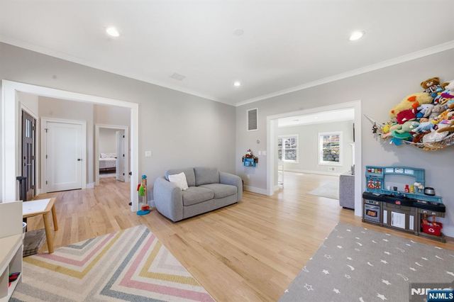 5 Laura Lane, Oakland, NJ 07436