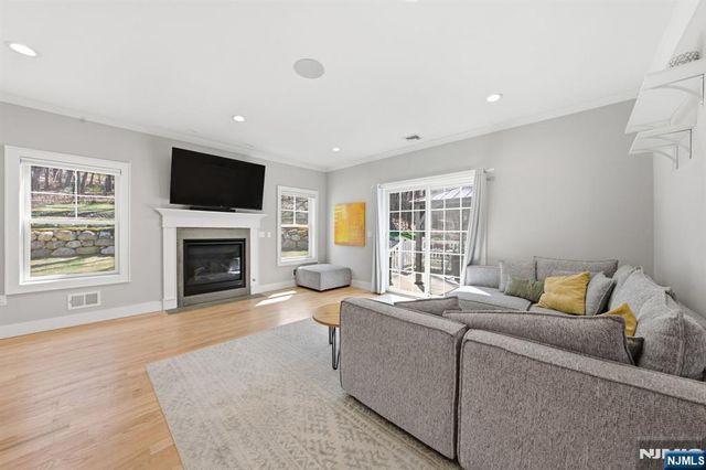 5 Laura Lane, Oakland, NJ 07436
