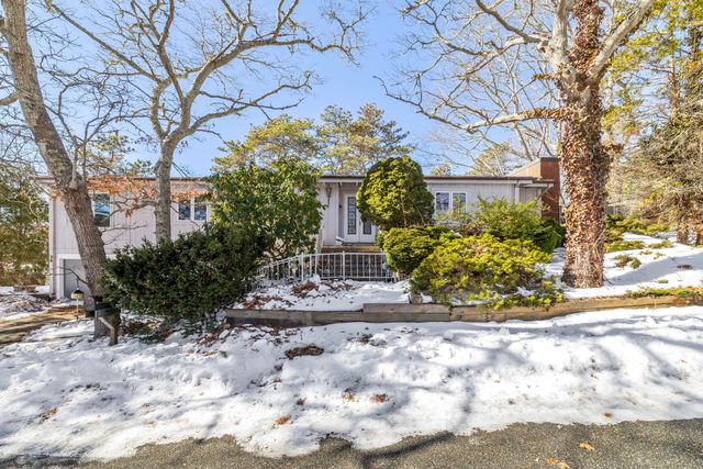 36 Little Neck Lane, Mashpee, MA 02649