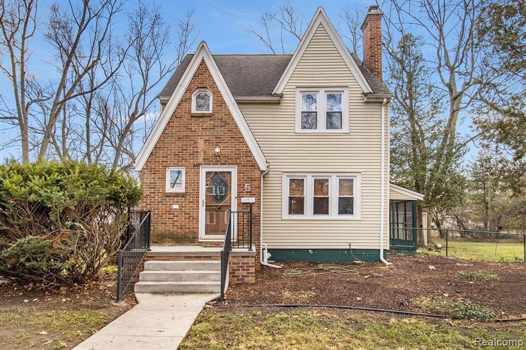 5 Wenonah Drive, Pontiac, MI 48341