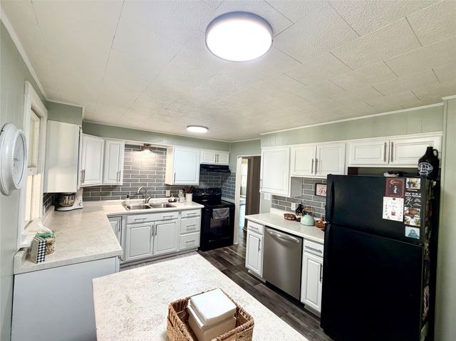 319 S 7th Avenue, Winterset, IA 50273