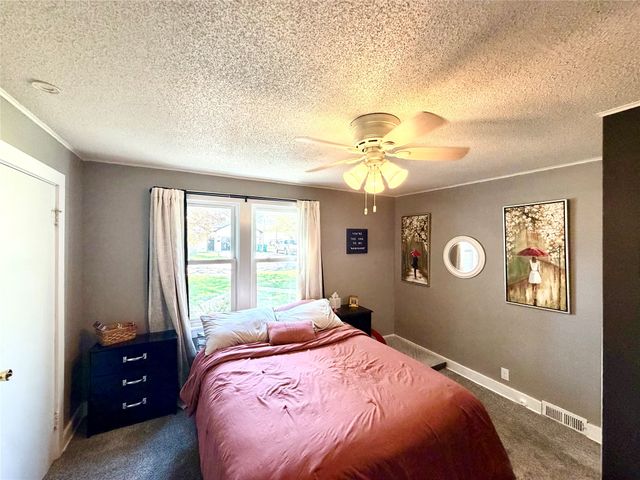 319 S 7th Avenue, Winterset, IA 50273