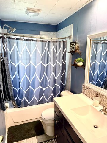 319 S 7th Avenue, Winterset, IA 50273