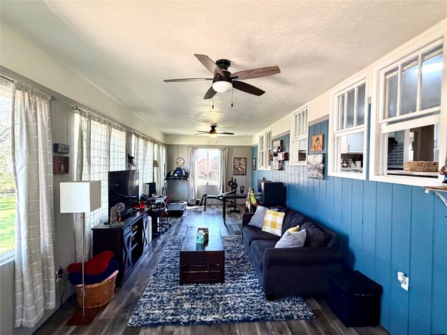 319 S 7th Avenue, Winterset, IA 50273