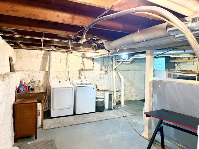 319 S 7th Avenue, Winterset, IA 50273