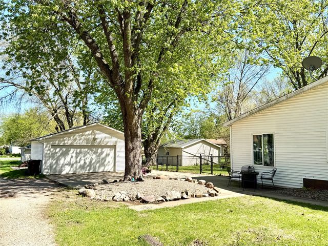 319 S 7th Avenue, Winterset, IA 50273