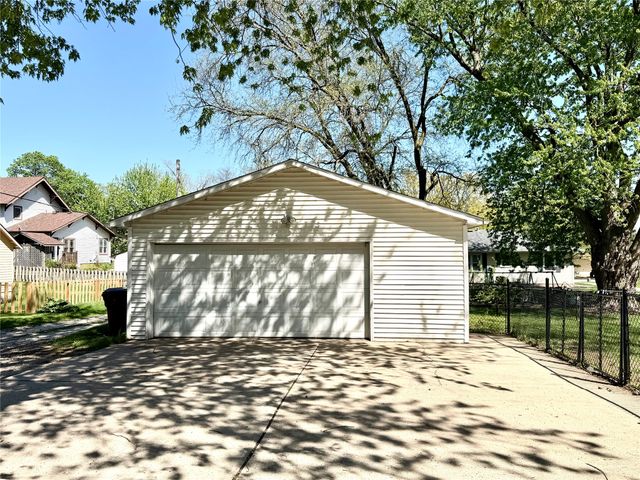 319 S 7th Avenue, Winterset, IA 50273
