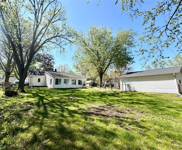 319 S 7th Avenue, Winterset, IA 50273