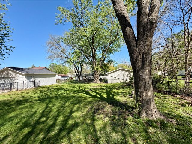 319 S 7th Avenue, Winterset, IA 50273