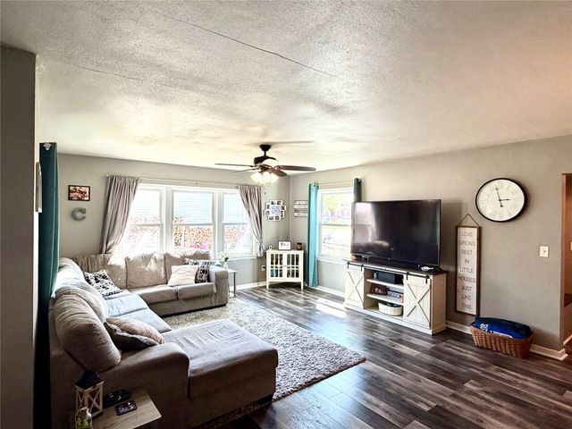 319 S 7th Avenue, Winterset, IA 50273