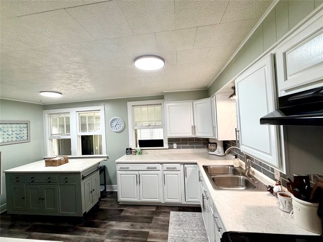 319 S 7th Avenue, Winterset, IA 50273