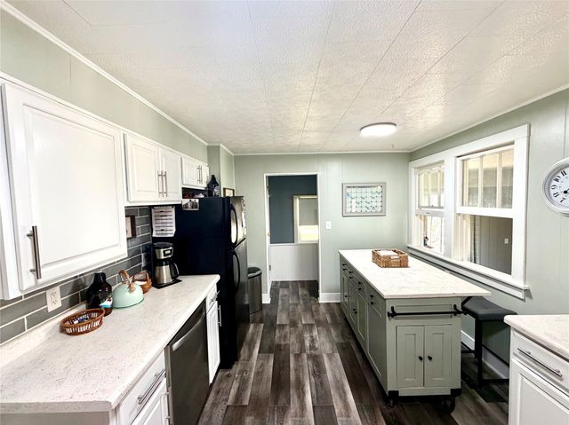 319 S 7th Avenue, Winterset, IA 50273