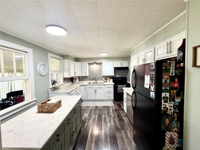 319 S 7th Avenue, Winterset, IA 50273