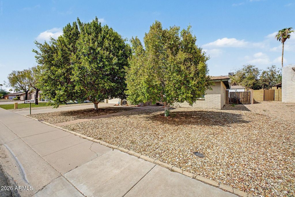 3944 W REDFIELD Road, Phoenix, AZ 85053 — photo 2