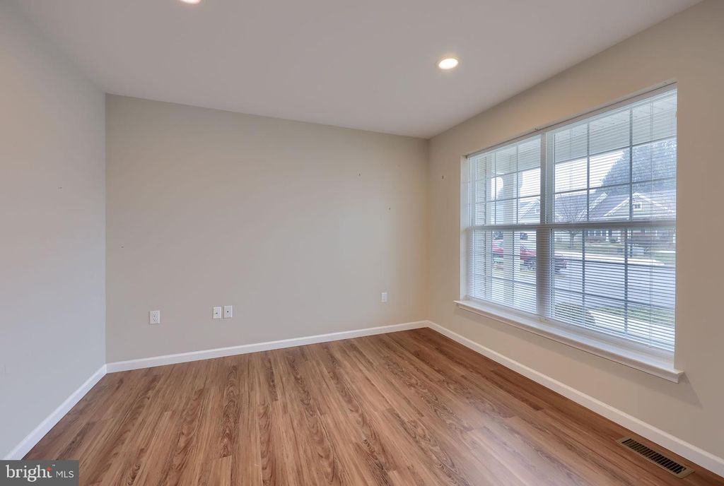 Image 5 of property listing at 943 SNAPDRAGON CT, Lebanon, PA 17046