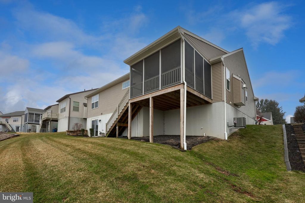 Image 57 of property listing at 943 SNAPDRAGON CT, Lebanon, PA 17046