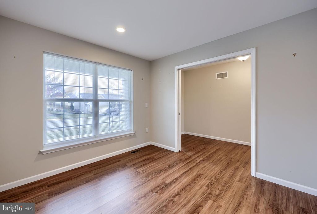 Image 6 of property listing at 943 SNAPDRAGON CT, Lebanon, PA 17046