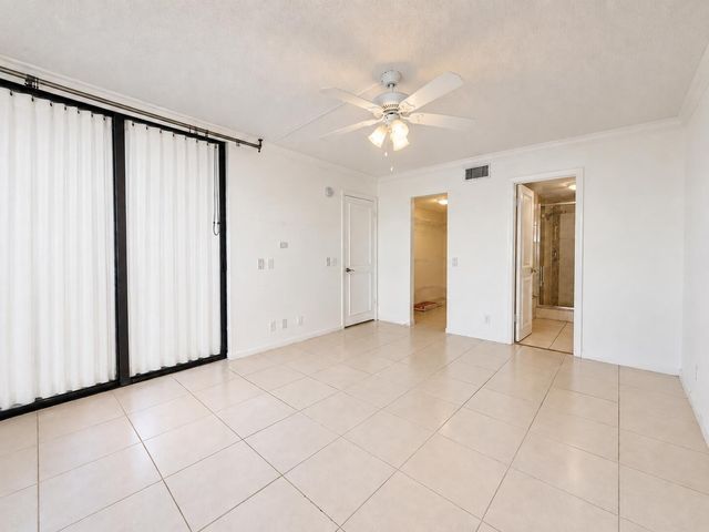 110 LAKE EMERALD Drive 103, Oakland Park, FL 33309