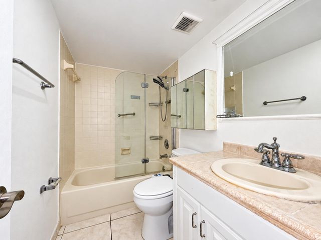 110 LAKE EMERALD Drive 103, Oakland Park, FL 33309