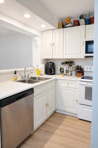 110 LAKE EMERALD Drive 103, Oakland Park, FL 33309