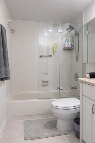 110 LAKE EMERALD Drive 103, Oakland Park, FL 33309
